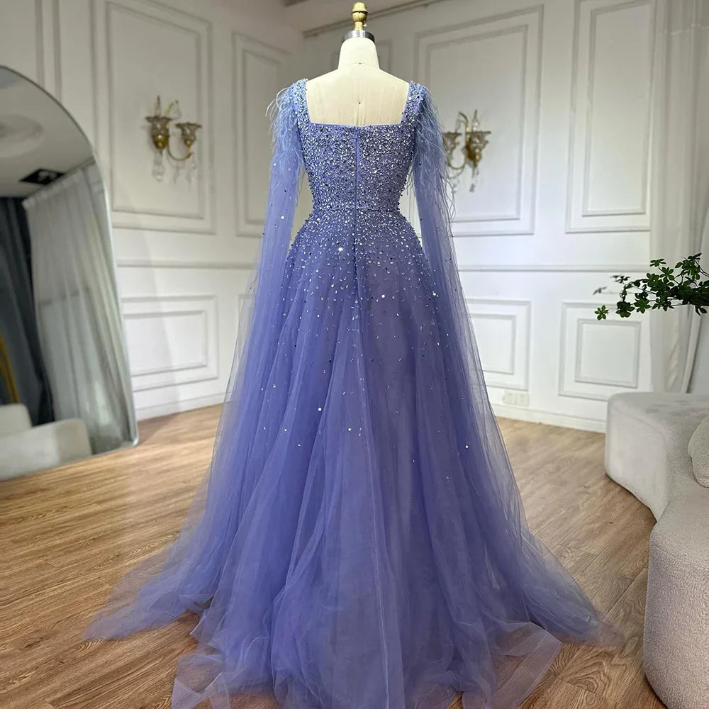 Vestido de noche de lujo saudí, corte A, estilo árabe, con plumas, mangas tipo capa y cuentas. Ideal para ocasiones formales. Modelo LA71782A (2025). 