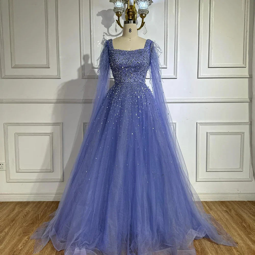 Vestido de noche de lujo saudí, corte A, estilo árabe, con plumas, mangas tipo capa y cuentas. Ideal para ocasiones formales. Modelo LA71782A (2025). 