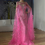 Vestido largo de noche de sirena elegante con mangas capa y plumas, color fucsia, para fiesta de bodas 2025 (LA72286) 