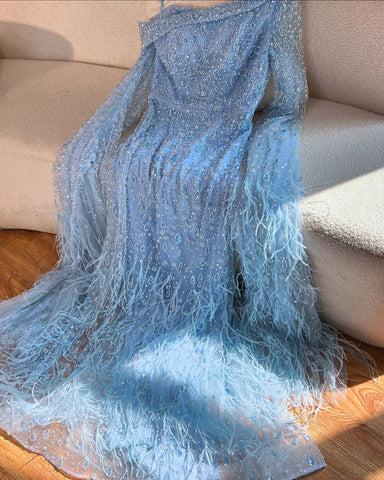 Vestido de noche de lujo con plumas, un solo hombro y mangas tipo capa LA72763 