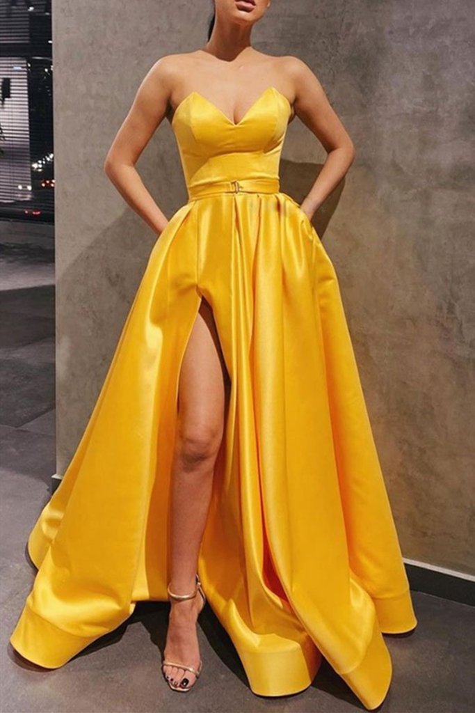 Robe de bal longue jaune satinée sans bretelles, décolleté cœur, fente, S20761