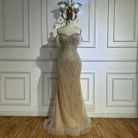 Vestido de noche de sirena con cuentas color piel y detalle de plumas para ocasiones formales 2025 LA72818 