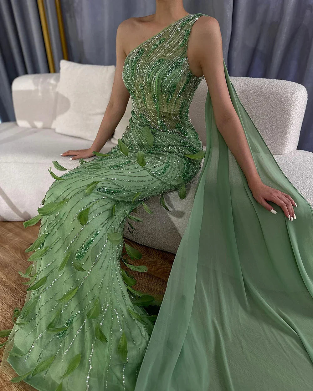 Vestido de noche de lujo árabe verde de un solo hombro con plumas y cuentas, con capa lateral tipo chal para fiesta de mujer LA72698 