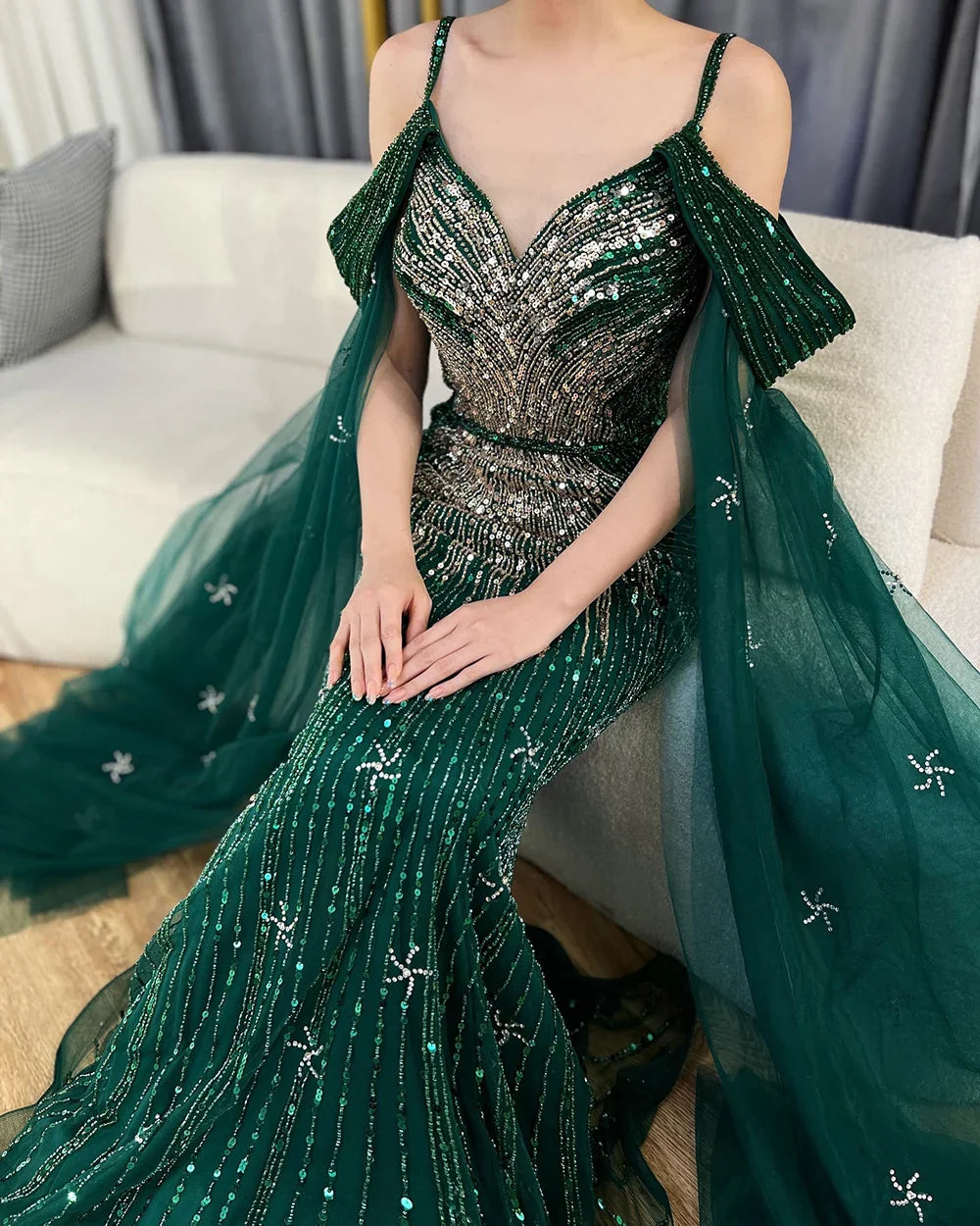 Vestido de noche de lujo estilo sirena azul con tirantes finos y mangas tipo capa, ideal para ocasiones formales (modelo 2025). Fabricado en Arabia Saudita (LA72707). 