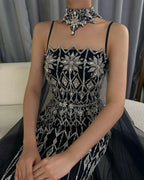 Vestido de noche de sirena con tirantes finos y cuentas color nude, con capa larga para ocasiones formales LA72711 