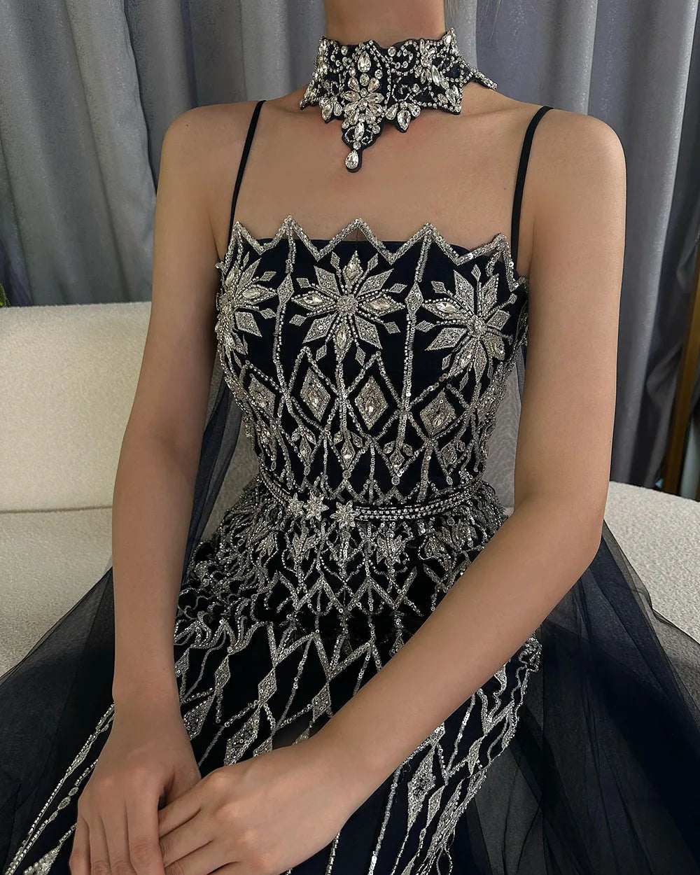 Vestido de noche de sirena con tirantes finos y cuentas color nude, con capa larga para ocasiones formales LA72711 
