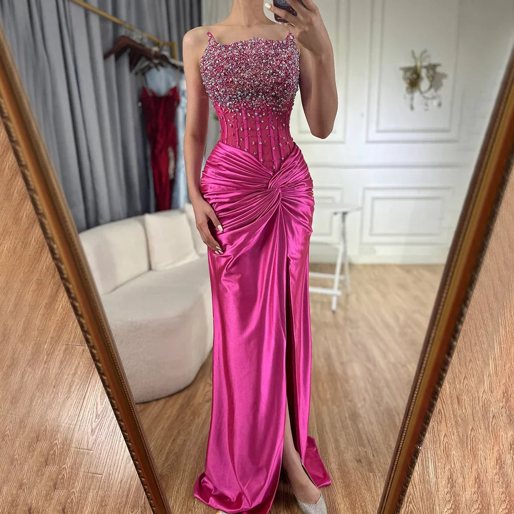 Vestido de noche de lujo estilo sirena, corte sirena, con abertura lateral, escote palabra de honor y cuentas, color fucsia árabe, modelo LA72671 (2025). 