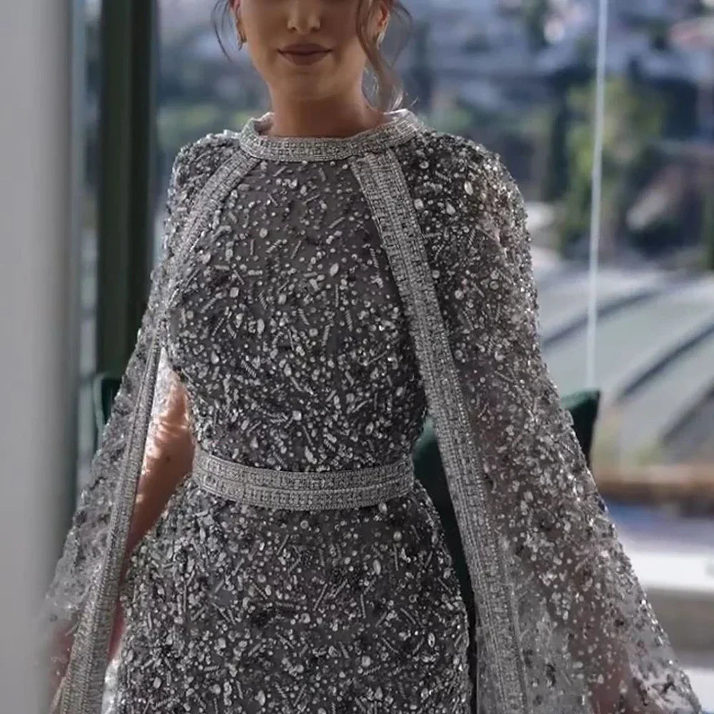 Vestido de noche de sirena árabe gris de lujo de Dubái 2025 con cuentas y capa larga desmontable para fiestas de mujer LA72180 