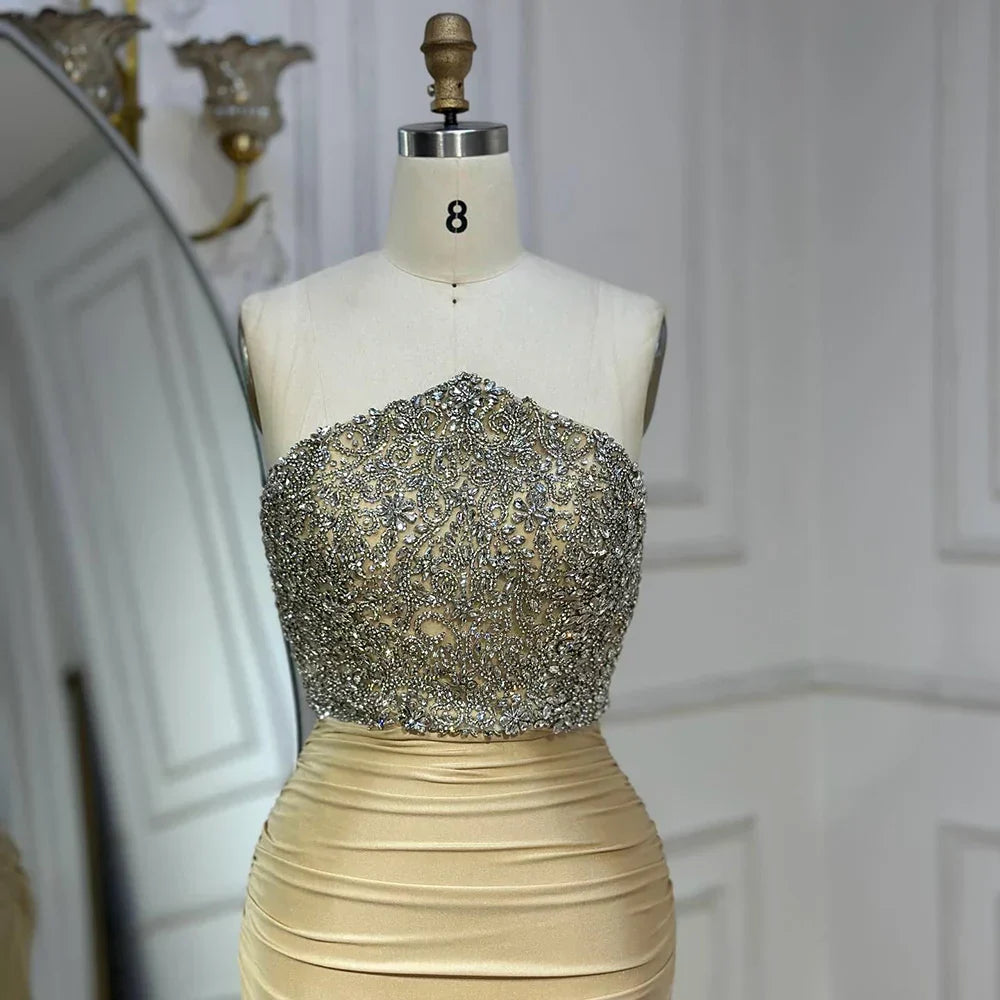 Vestido de noche elegante sin tirantes dorado de Arabia Saudita 2025 con cuentas de cristal para ocasiones formales LA72759 