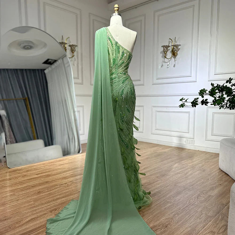 Vestido de noche de lujo árabe verde de un solo hombro con plumas y cuentas, con capa lateral tipo chal para fiesta de mujer LA72698 