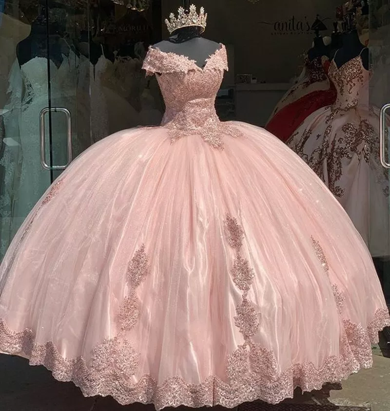 Robe de bal rose poudré à épaules dénudées en tulle et dentelle, ornée d'appliqués, idéale pour une quinceañera (Y7728).