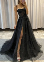 Vestido de fiesta árabe negro de corte A, escote corazón, tirantes finos, tul con purpurina y apliques, modelo LA72689 (2025) 