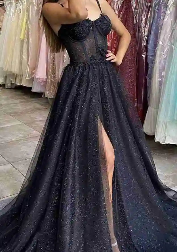 Vestido de fiesta árabe negro de corte A, escote corazón, tirantes finos, tul con purpurina y apliques, modelo LA72689 (2025) 