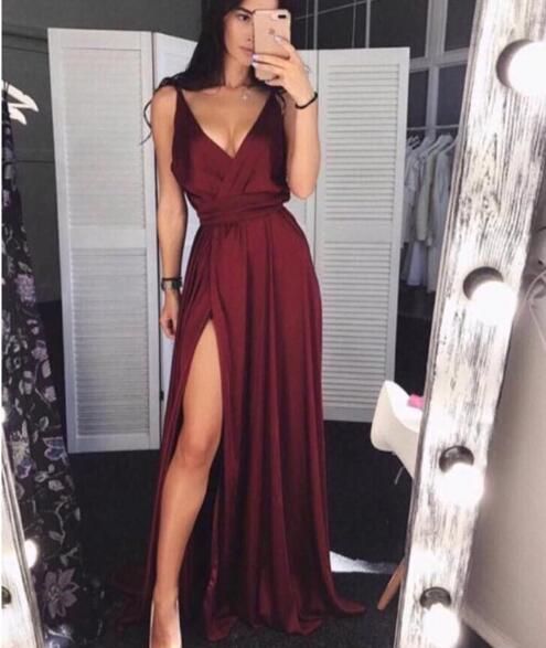 Robe de bal longue en satin bordeaux simple à col en V et fente S6547