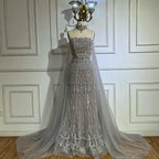 Vestido de noche de sirena con tirantes finos y cuentas color nude, con capa larga para ocasiones formales LA72711 