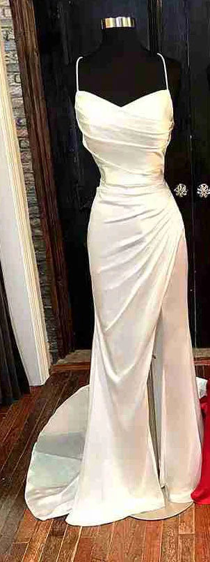 Vestido de fiesta elegante de satén plisado con tirantes finos y abertura, color rojo árabe, modelo LA72675 