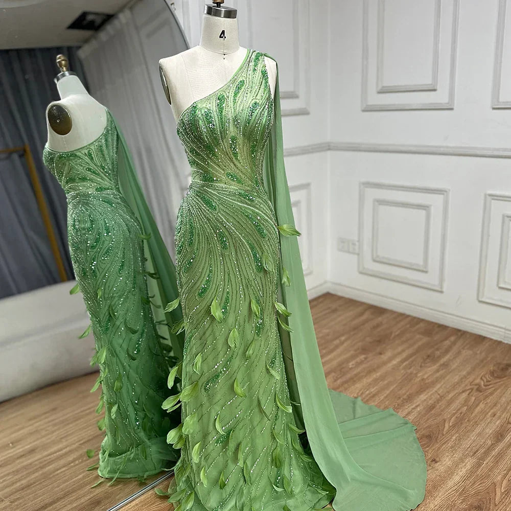 Vestido de noche de lujo árabe verde de un solo hombro con plumas y cuentas, con capa lateral tipo chal para fiesta de mujer LA72698 