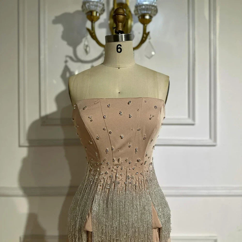 Vestido de noche árabe de sirena sin tirantes, color rosa nude, con borlas y cuentas, estilo saudí, modelo LA72804 (2025) 
