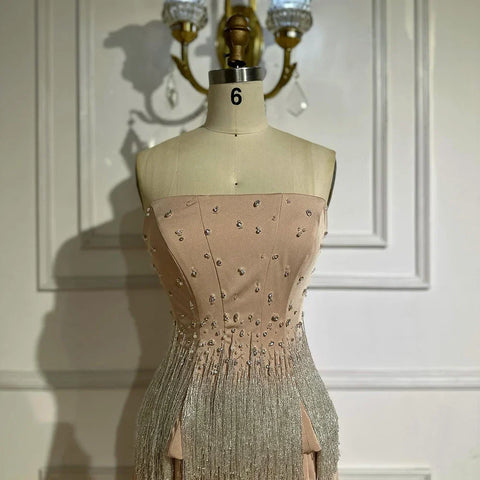 Vestido de noche árabe de sirena sin tirantes, color rosa nude, con borlas y cuentas, estilo saudí, modelo LA72804 (2025) 