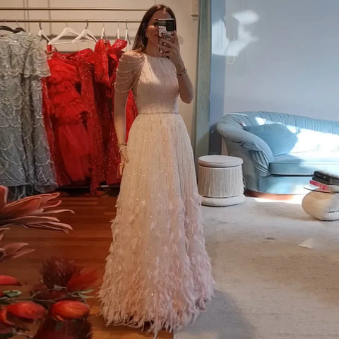 Robe de soirée de luxe saoudienne à plumes roses, coupe trapèze, ornée de perles, pour une occasion formelle, LA72721, 2025 