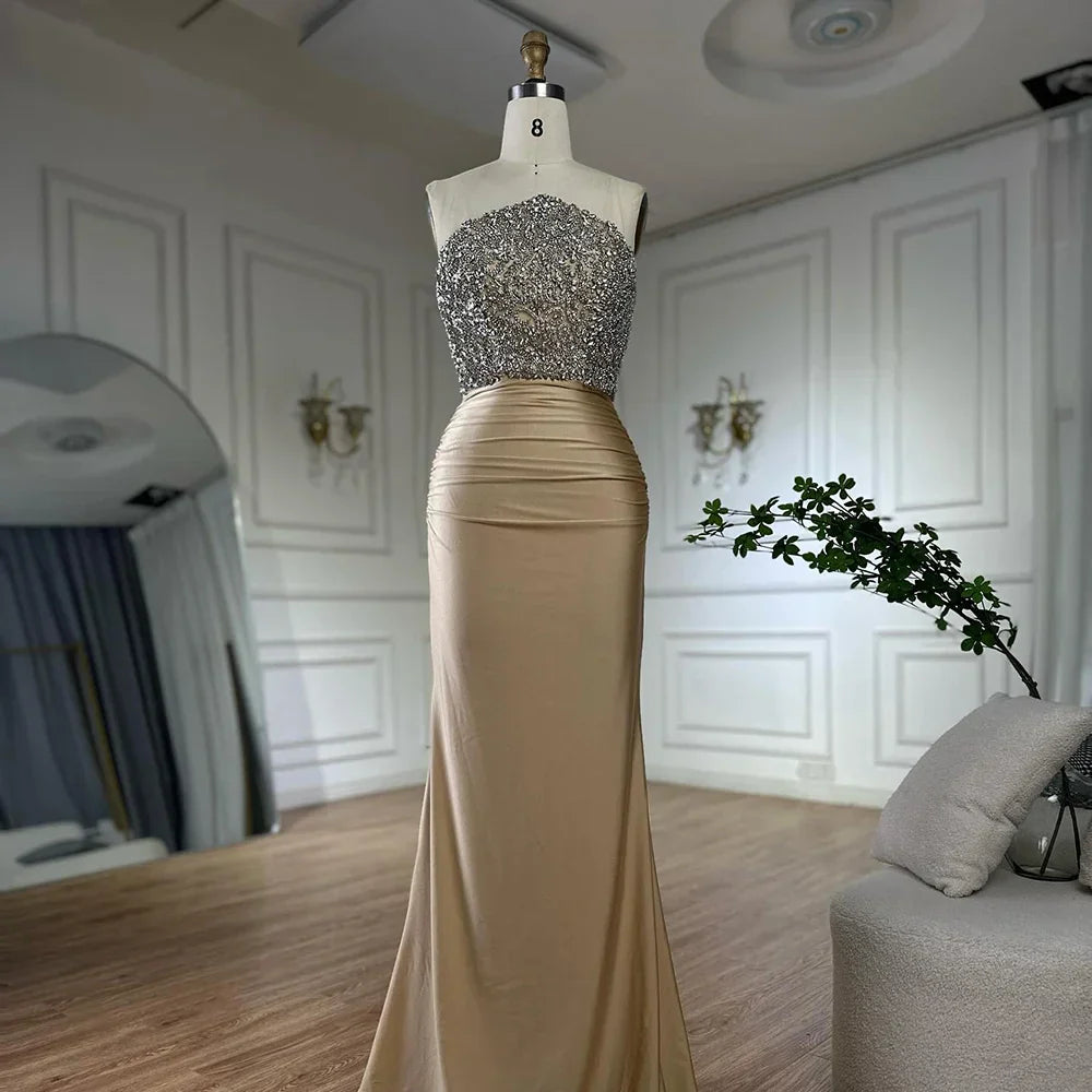 Vestido de noche elegante sin tirantes dorado de Arabia Saudita 2025 con cuentas de cristal para ocasiones formales LA72759 
