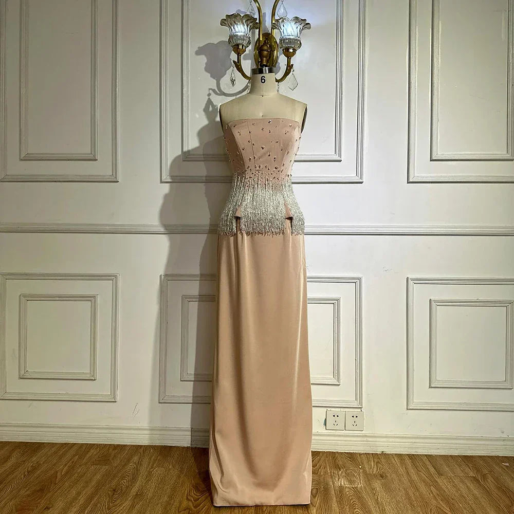 Vestido de noche árabe de sirena sin tirantes, color rosa nude, con borlas y cuentas, estilo saudí, modelo LA72804 (2025) 