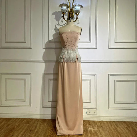 Vestido de noche árabe de sirena sin tirantes, color rosa nude, con borlas y cuentas, estilo saudí, modelo LA72804 (2025) 