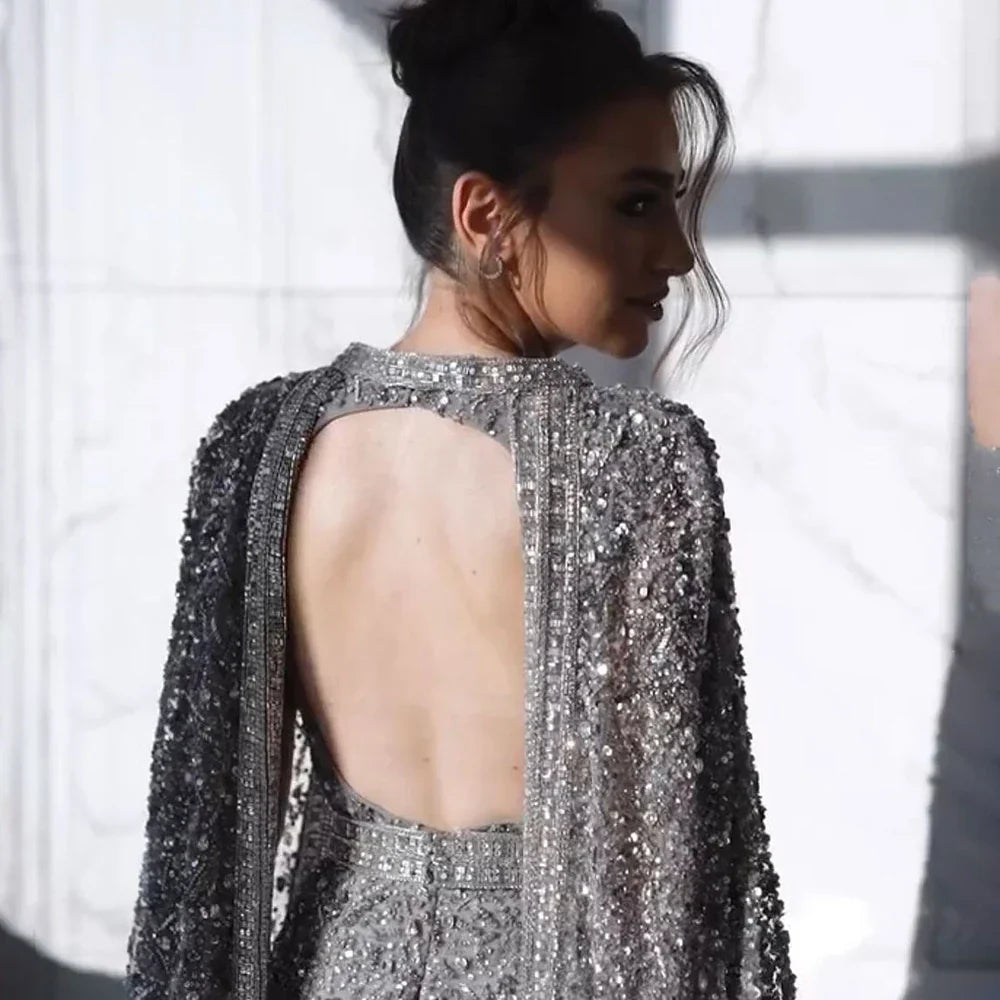 Vestido de noche de sirena árabe gris de lujo de Dubái 2025 con cuentas y capa larga desmontable para fiestas de mujer LA72180 