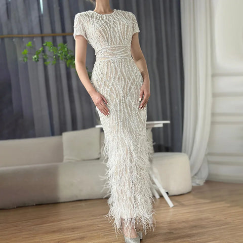 Vestido de noche blanco nude hasta los tobillos con cuentas y plumas LA72076A