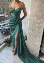 Vestido de fiesta de satén verde árabe estilo sirena, sin tirantes, con escote corazón y abertura plisada, modelo LA72686 (2025) 