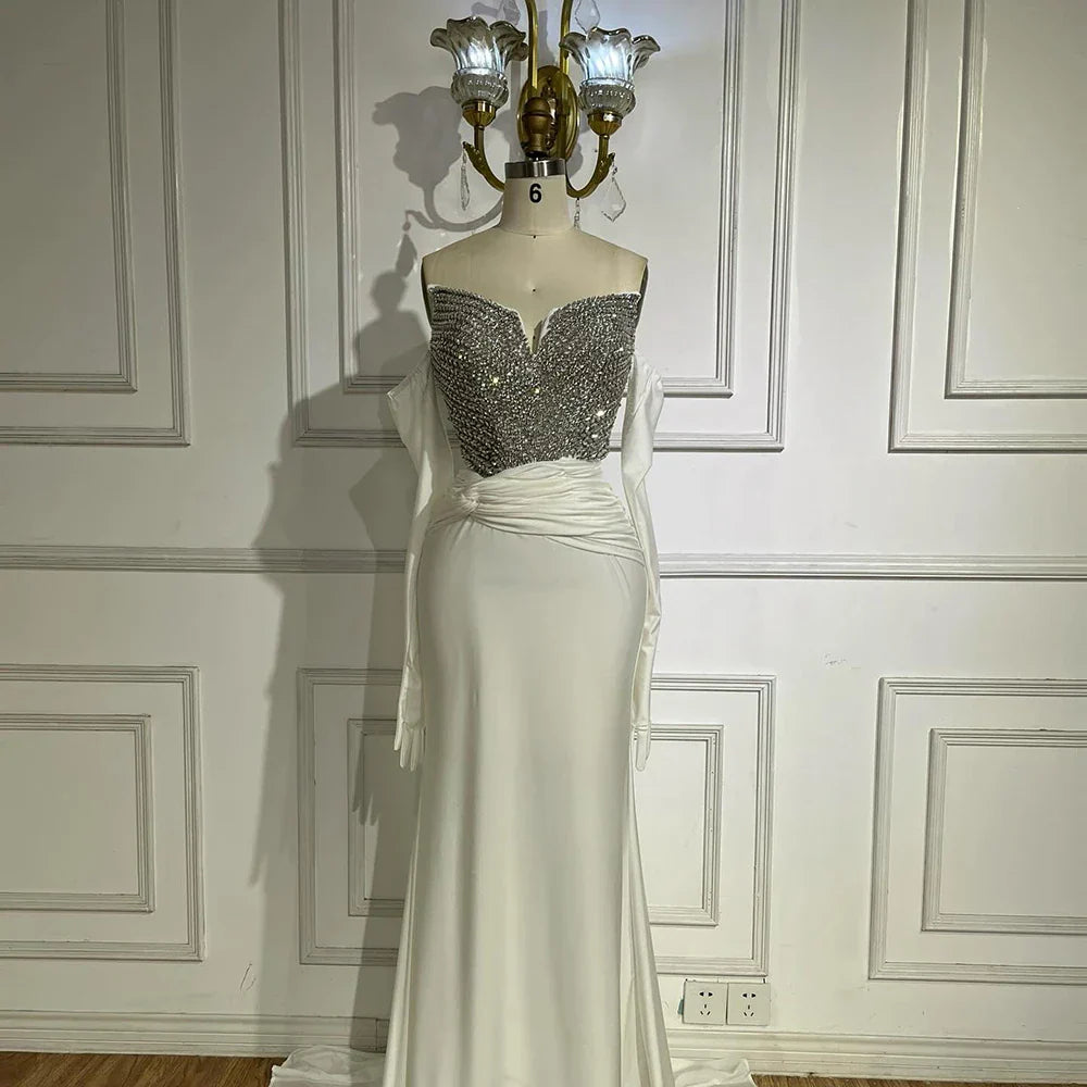 Vestido de noche árabe blanco elegante sin tirantes con bordado de cristales y guantes para ocasiones formales LA72758 (2025) 