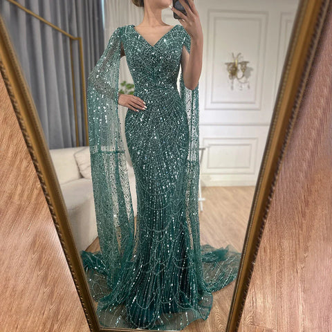 Vestido de noche de lujo blanco con plumas y mangas tipo capa LA72160