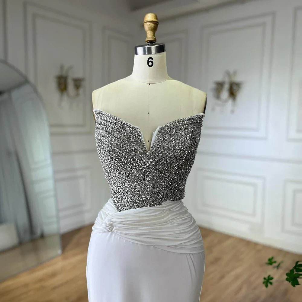 Vestido de noche árabe blanco elegante sin tirantes con bordado de cristales y guantes para ocasiones formales LA72758 (2025) 