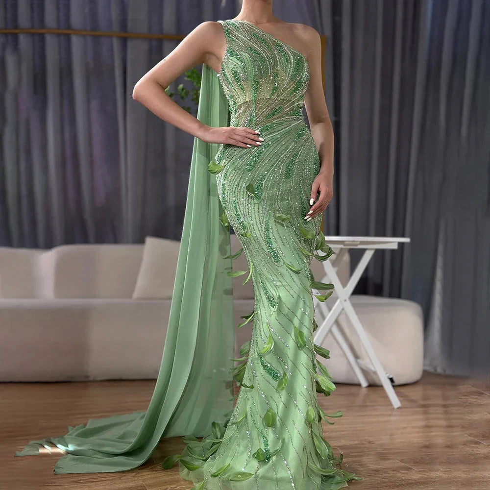 Vestido de noche de lujo árabe verde de un solo hombro con plumas y cuentas, con capa lateral tipo chal para fiesta de mujer LA72698 