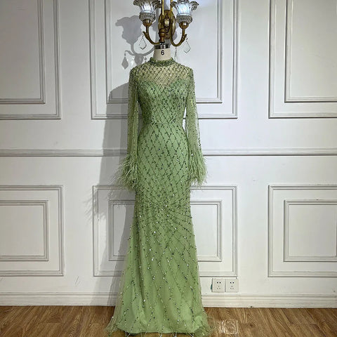 Robe de soirée luxueuse à manches longues et plumes vert sauge LA72394A