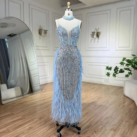 Vestido de noche de sirena color nude blanco con tirantes finos, plumas y cuentas LA72047