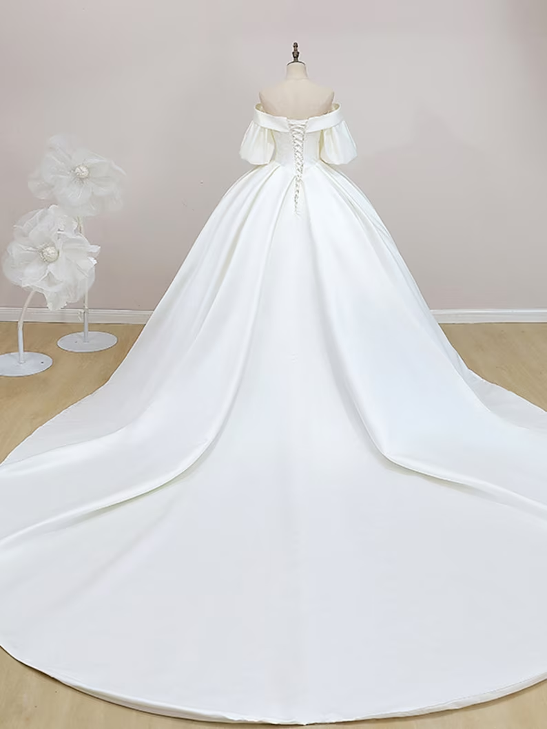 Robe de mariée simple à épaules dénudées et manches courtes, en satin, avec traîne chapelle, style bal, référence Y2388
