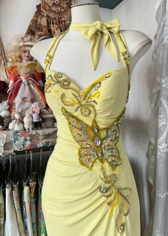 Elegante vestido largo de fiesta amarillo estilo sirena con lentejuelas y diamantes, escote halter y espalda descubierta (Y8554)