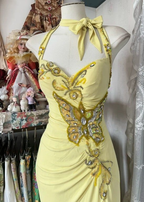 Elegante vestido largo de fiesta amarillo estilo sirena con lentejuelas y diamantes, escote halter y espalda descubierta (Y8554)