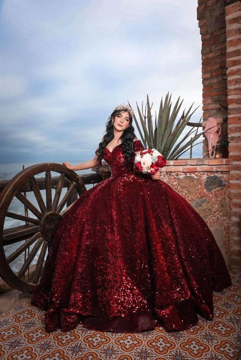 Vestido de gala brillante color burdeos con hombros descubiertos para quinceañera Y4264