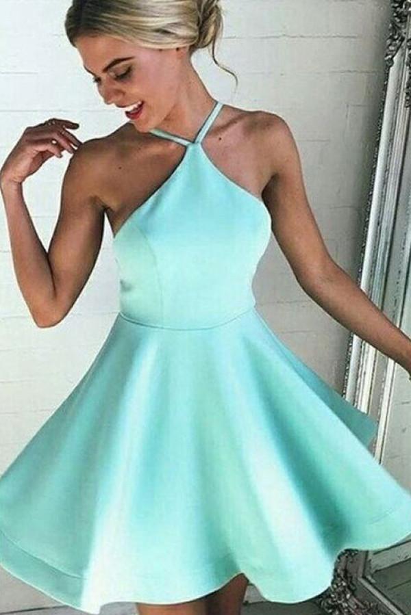 Robes de bal courtes en satin, dos nu et coupe trapèze, col licou.