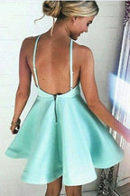 Robes de bal courtes en satin, dos nu et coupe trapèze, col licou.
