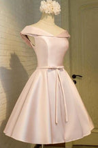 Robe de soirée simple en satin sans manches, coupe trapèze, épaules dénudées, épaules dénudées.