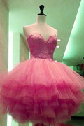 Vestido de fiesta rosa con escote corazón, sin tirantes y apliques de encaje, corte en A. 