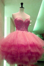 Vestido de fiesta rosa con escote corazón, sin tirantes y apliques de encaje, corte en A. 