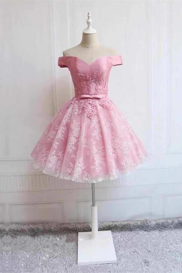 Robe de soirée simple en tulle à épaules dénudées et coupe trapèze, ornée d'appliqués.