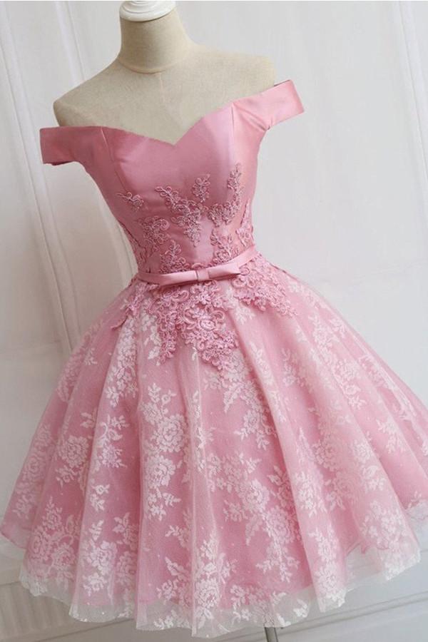 Robe de soirée simple en tulle à épaules dénudées et coupe trapèze, ornée d'appliqués.