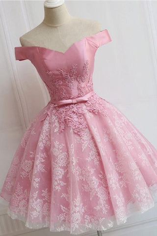 Robe de soirée simple en tulle à épaules dénudées et coupe trapèze, ornée d'appliqués.