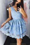 Vestido sencillo azul con escote en V, apliques florales de encaje y estampado floral para fiesta de bienvenida