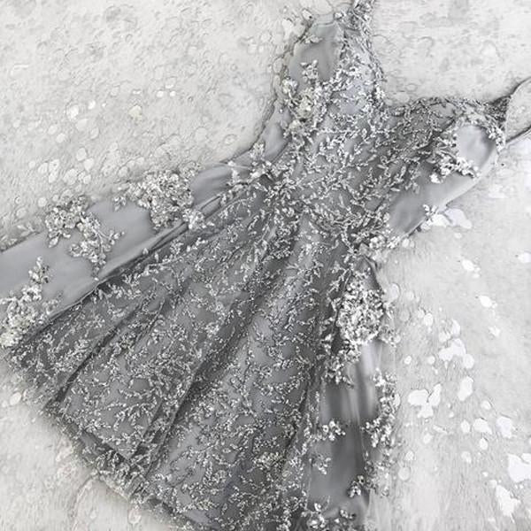 Robe de soirée corail simple courte à col en V avec applications de dentelle et perles 